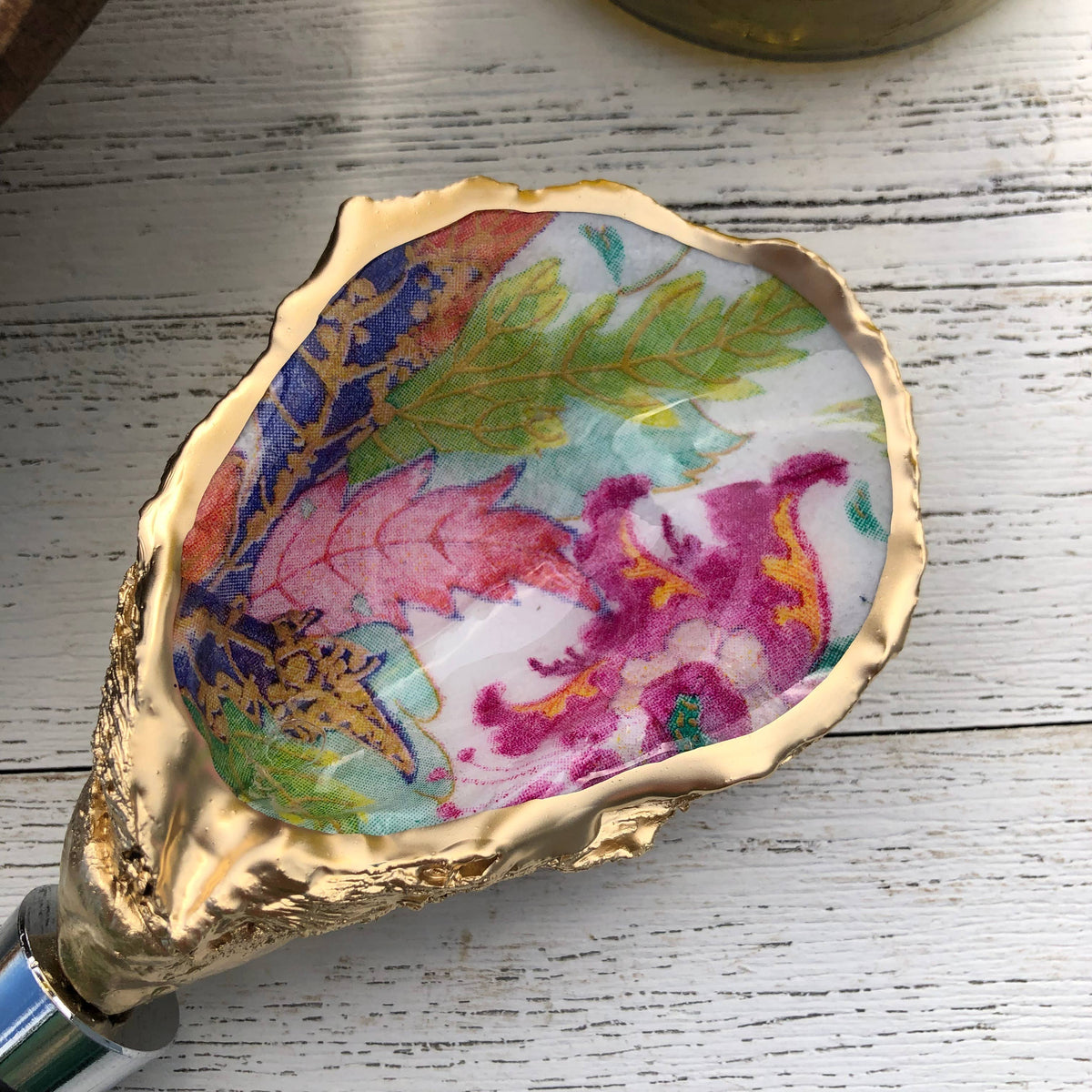 Oyster Shell Wine Stopper--White Tobacco Leaf
